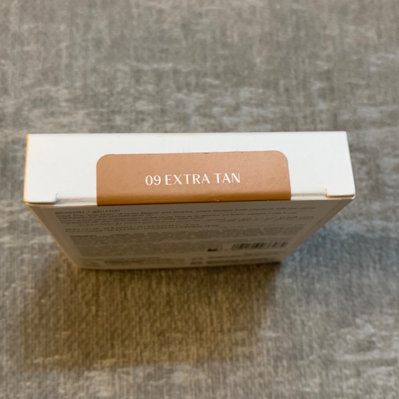 HUDA BEAUTY GloWish Luminous Pressed Powder - EXTRA TAN 09 - Picture 7 of 7